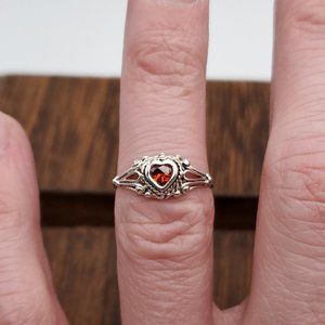Size 6 925 Sterling Silver Beautiful Red Glass Heart Gem Ring